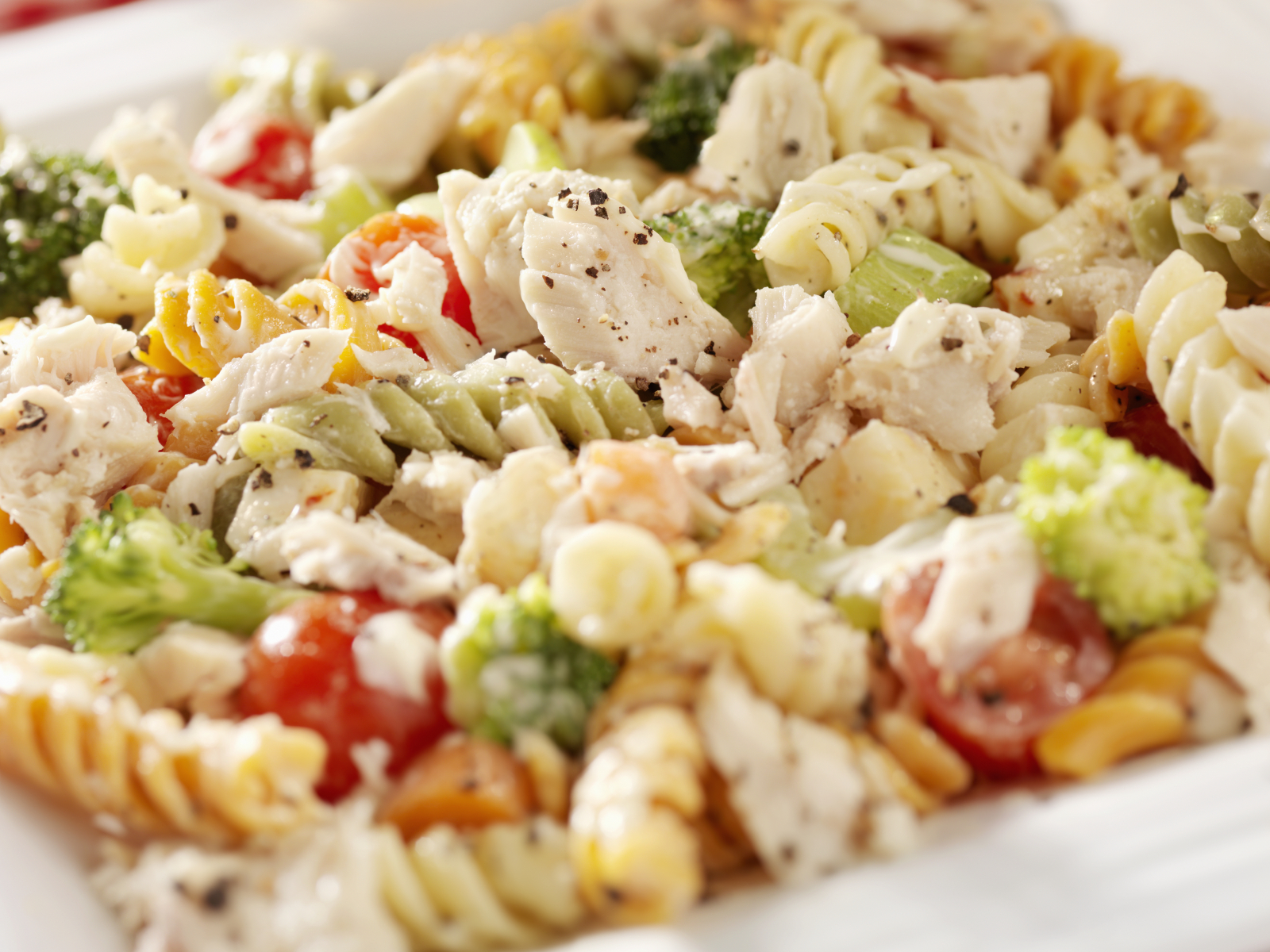 Ensalada de pasta tricolor con pescado