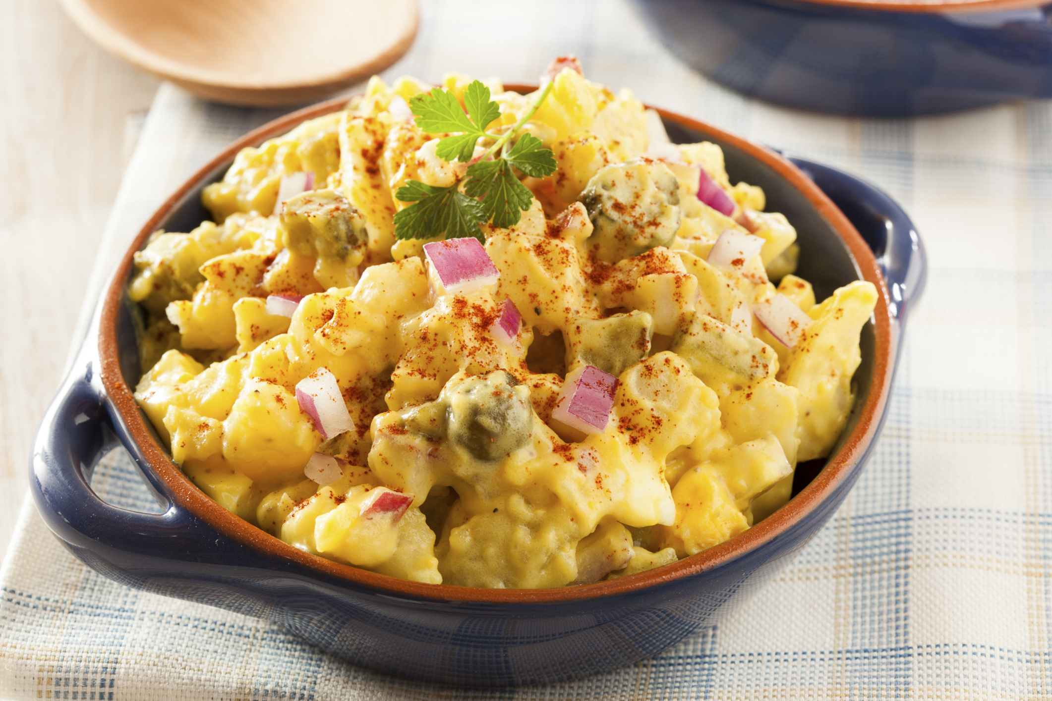 Ensalada de patata, huevo, apio y aceitunas