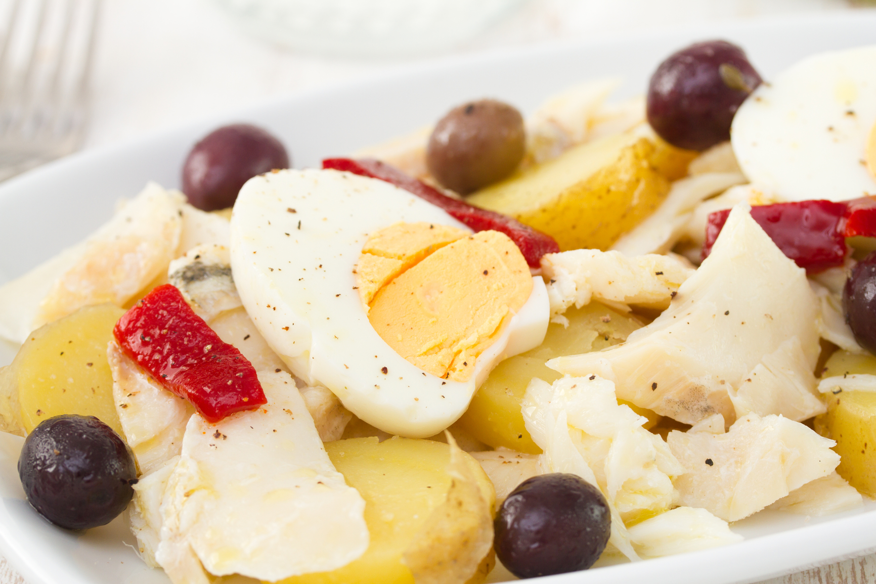 Ensalada de patatas, aceitunas y huevo