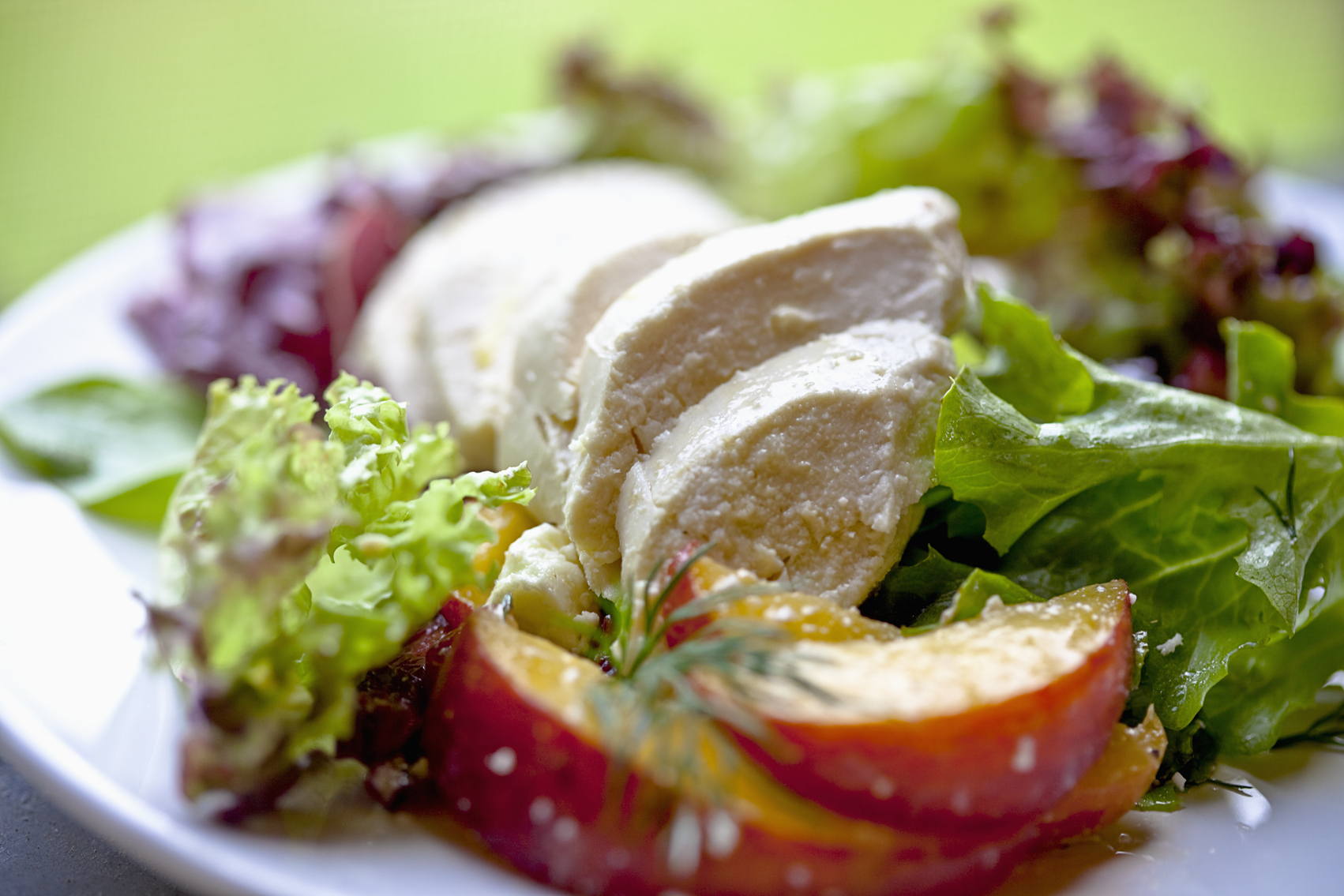 Ensalada de pollo con melocotón