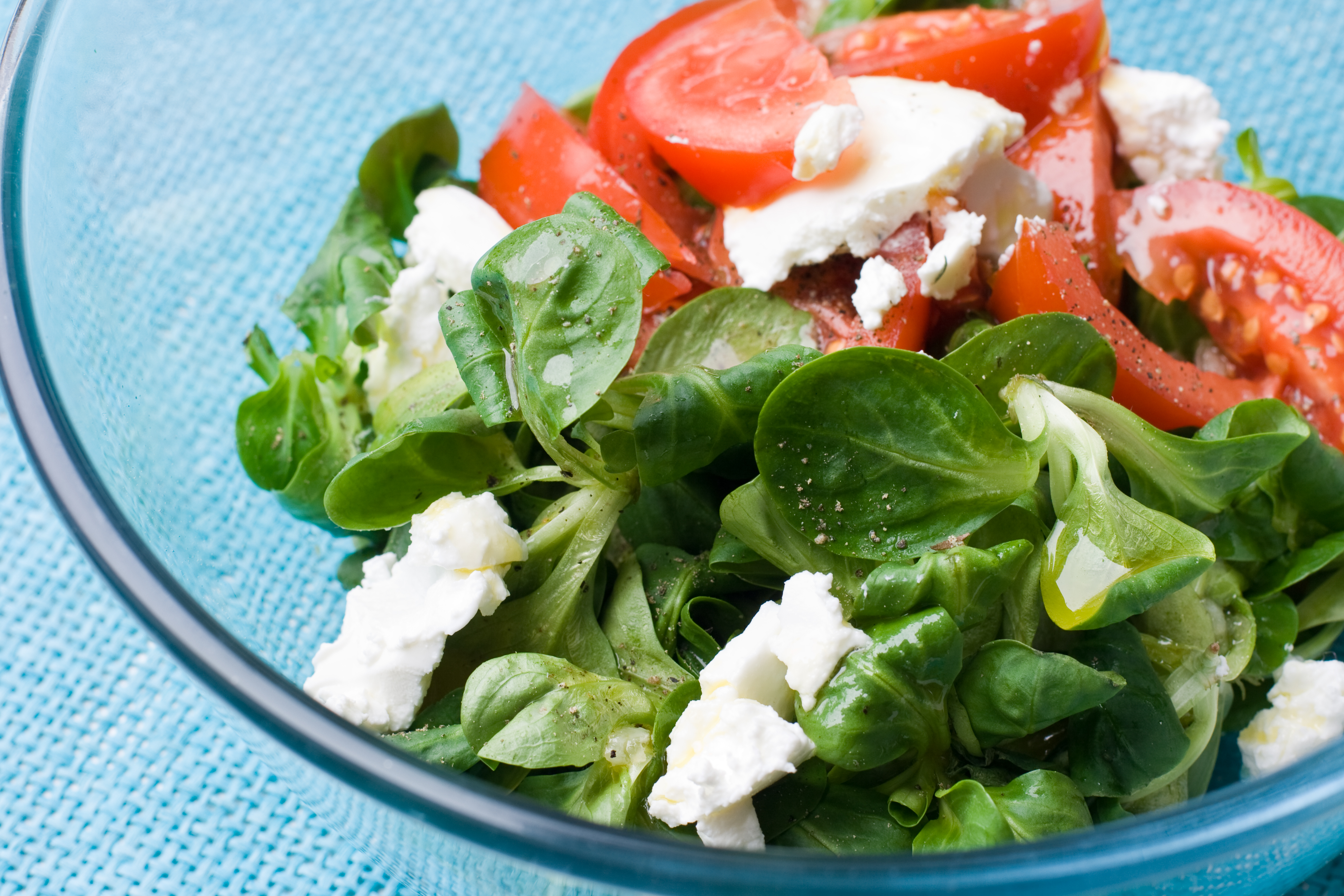 Ensalada de queso de cabra y canónigos