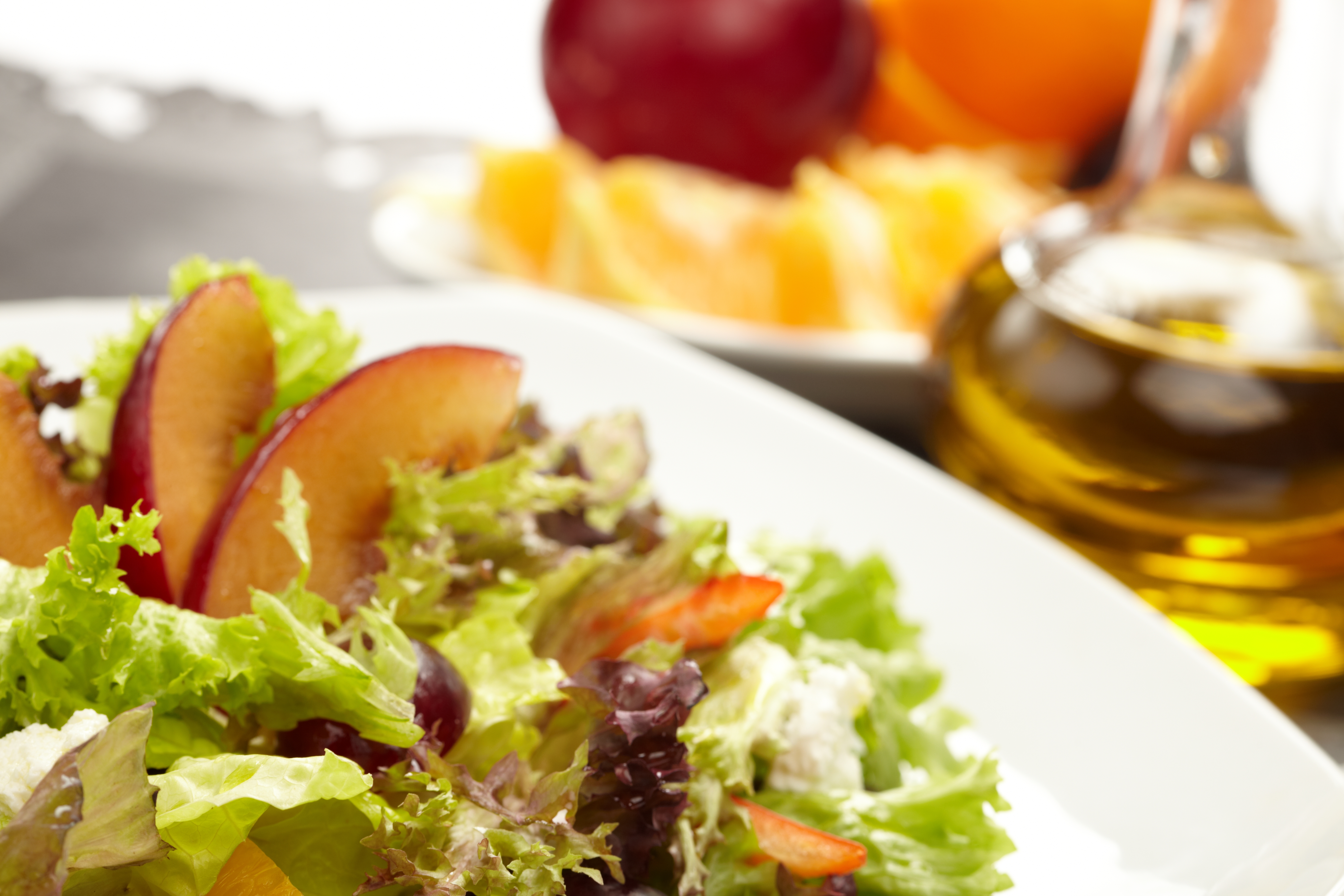Ensalada con queso fresco y manzana