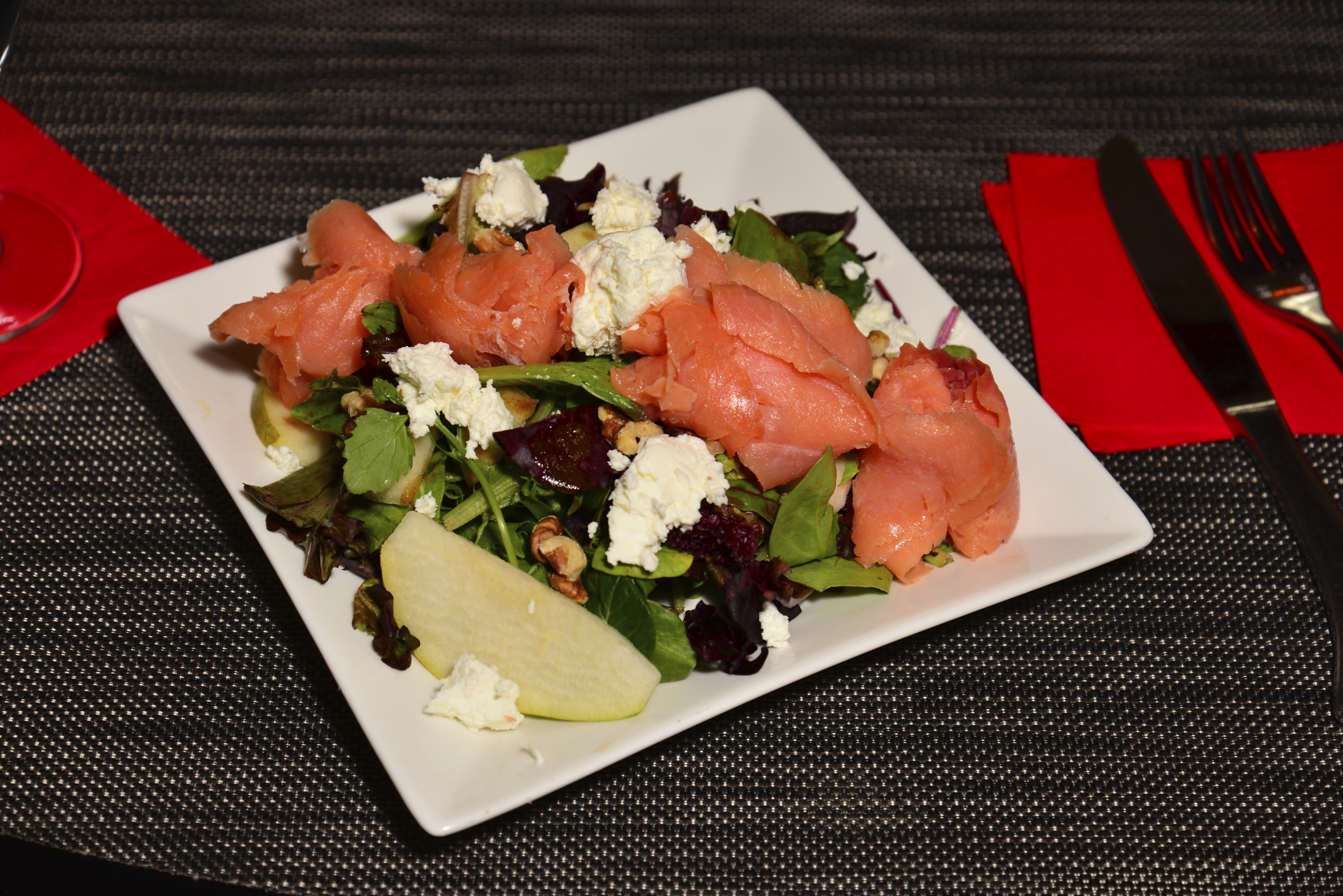 Ensalada de reuqesón con salmón ahumado