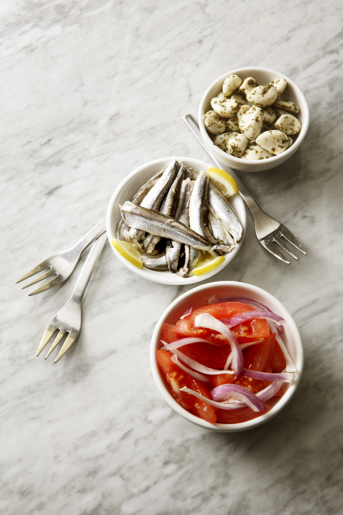 Aperitivo de ensalada roja con boquerones en vinagre