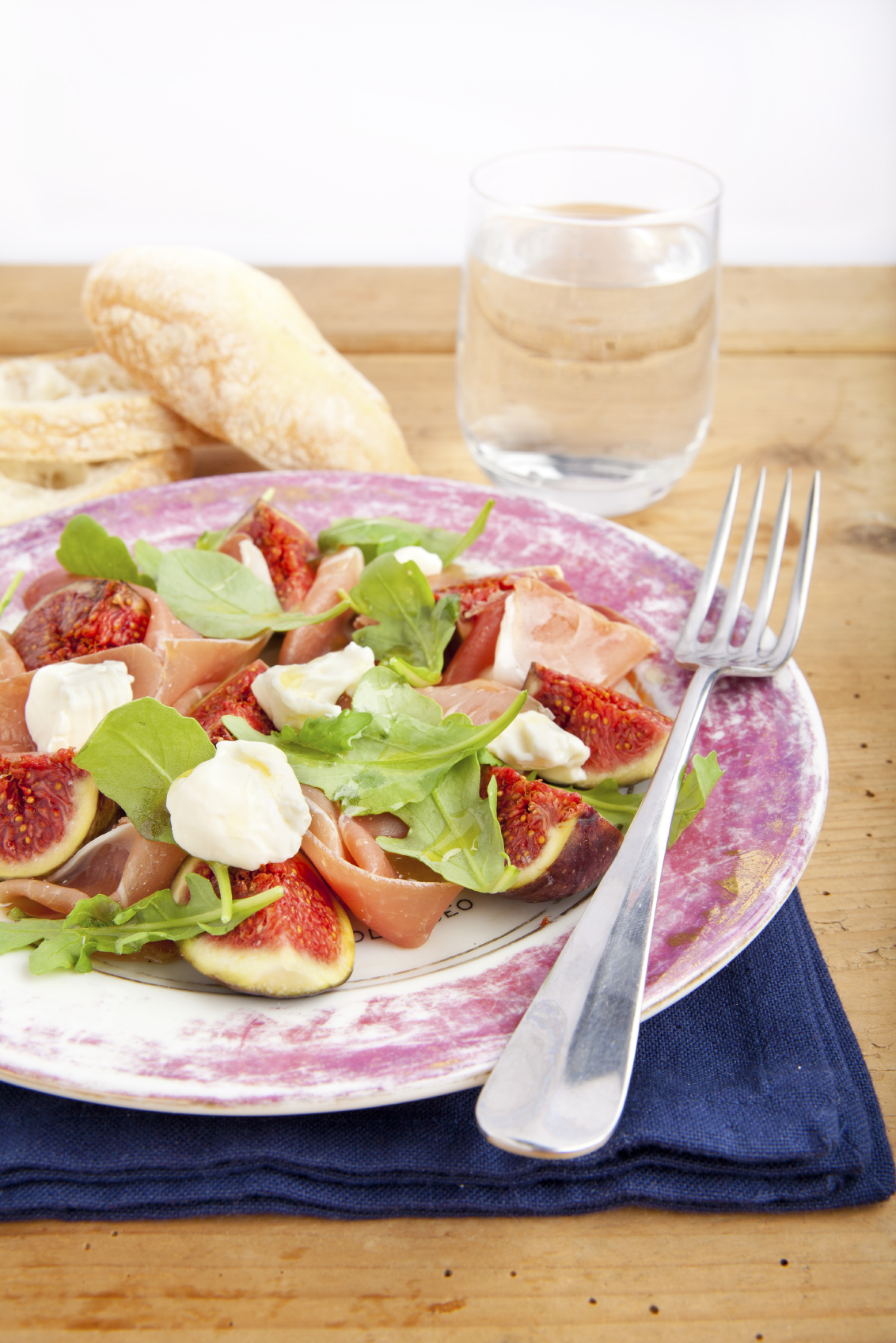 Ensalada de rúcula con jamón, mozzarella e higos