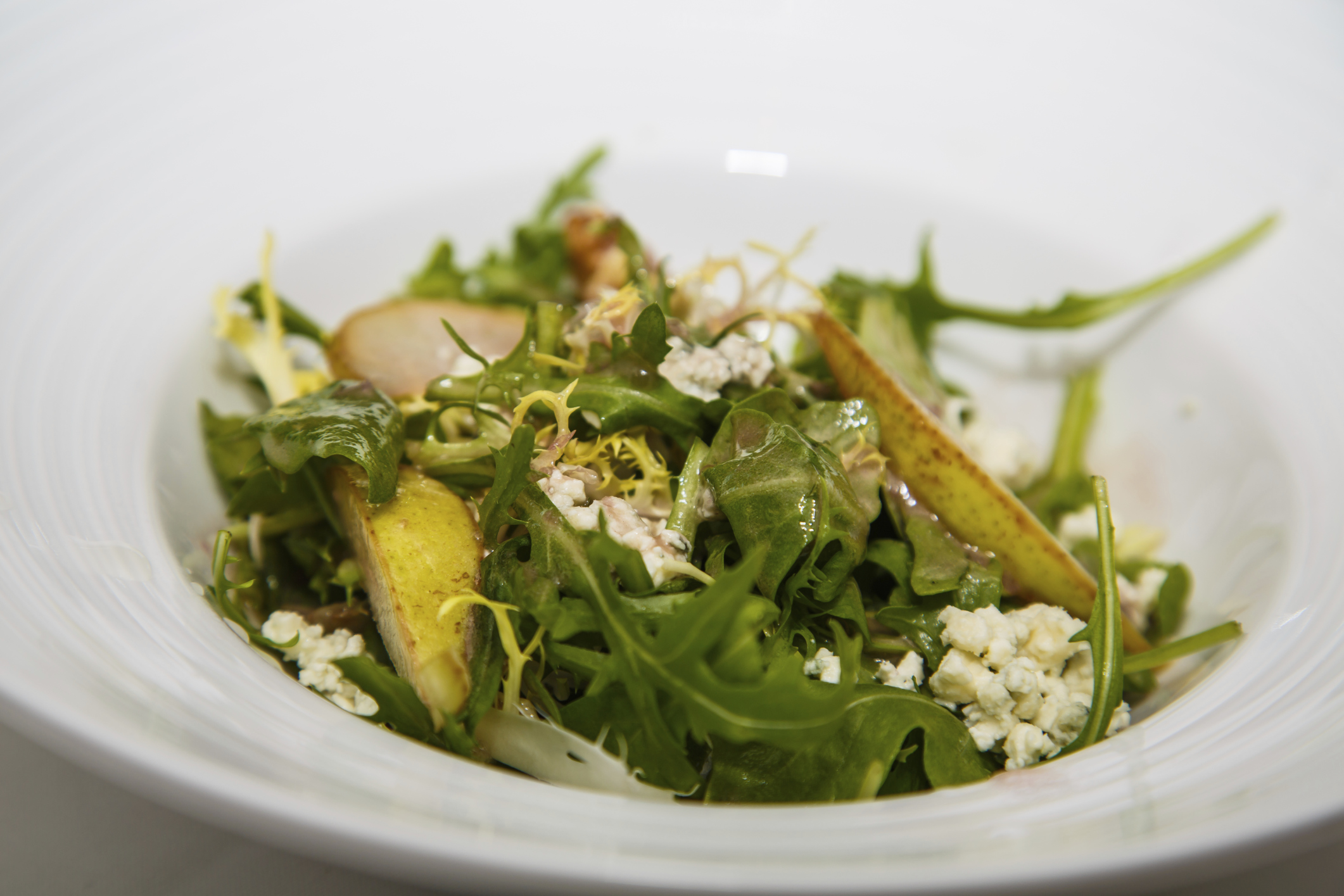 Ensalada de rúcula, pera y queso gorgonzola