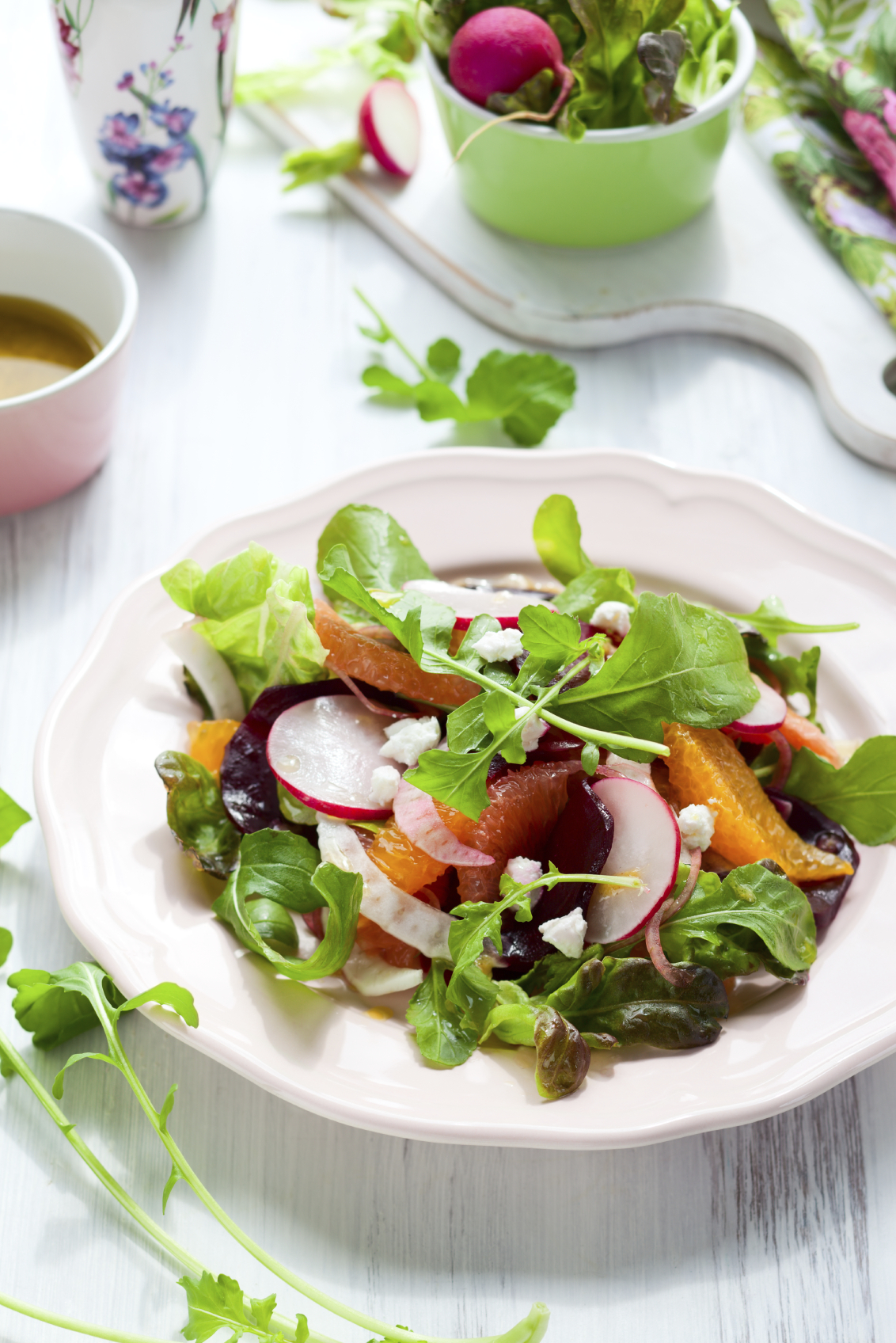 Ensalada de rúcula y rabanitos flor