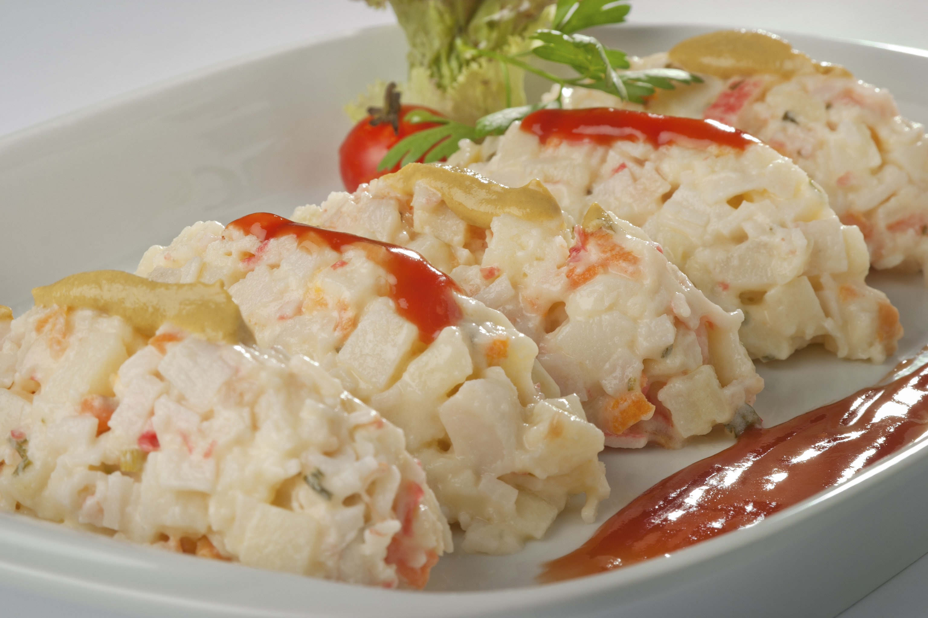 Ensaladilla con kétchup y mostaza