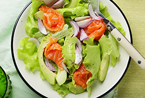 Ensalada sencilla de aguacate y salmón ahumado Ensalada sencilla de aguacate y salmón ahumado