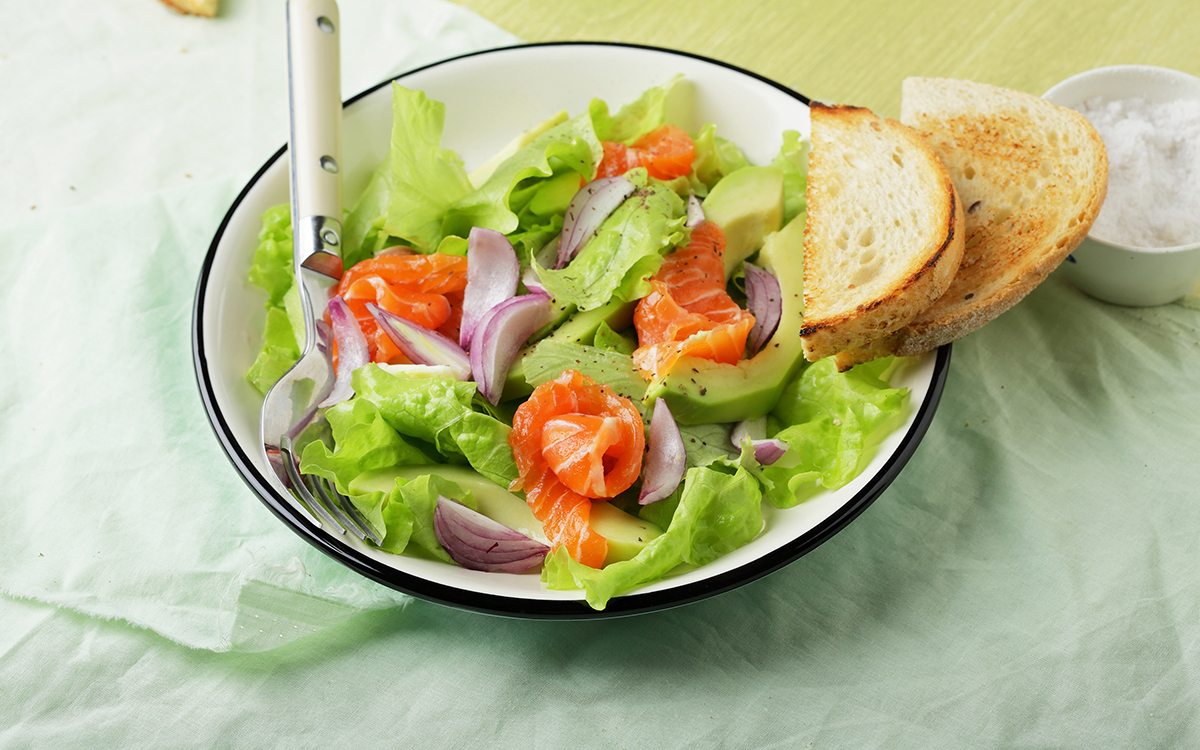 Ensalada sencilla de aguacate y salmón ahumado