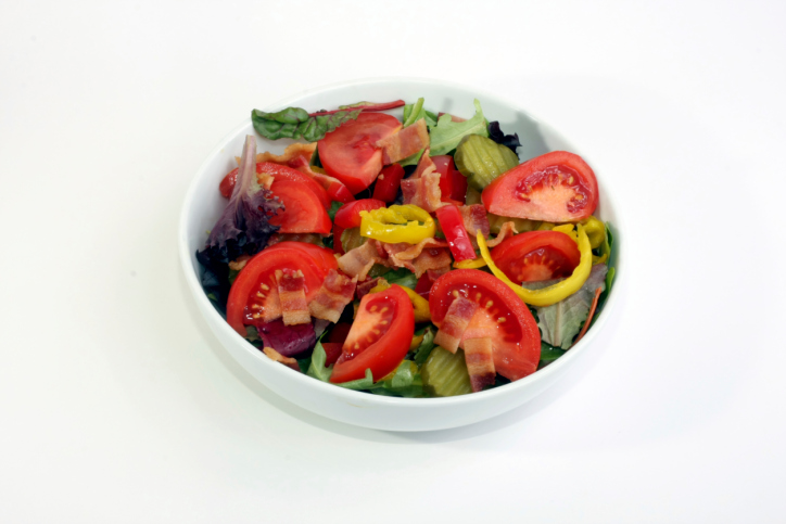 Ensalada de verano con tomate y encurtidos