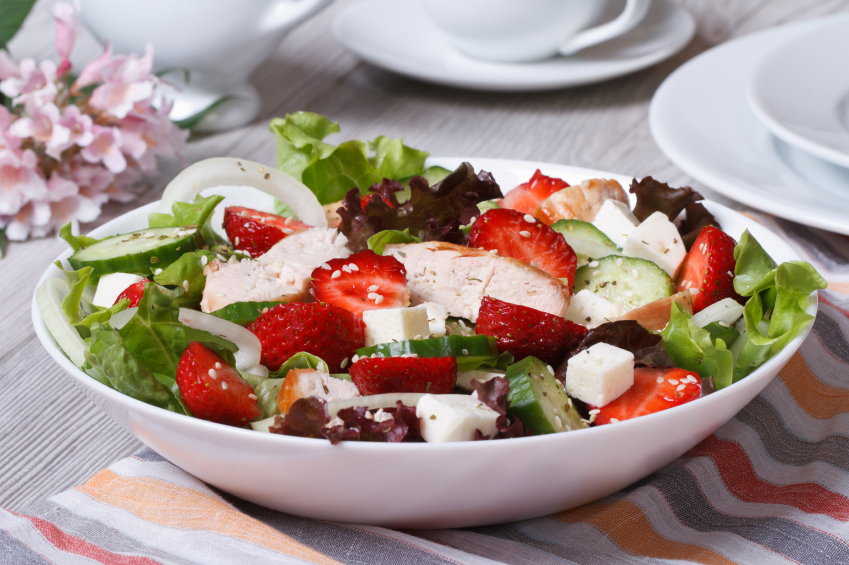 Ensalada templada con verduras y queso de cabra