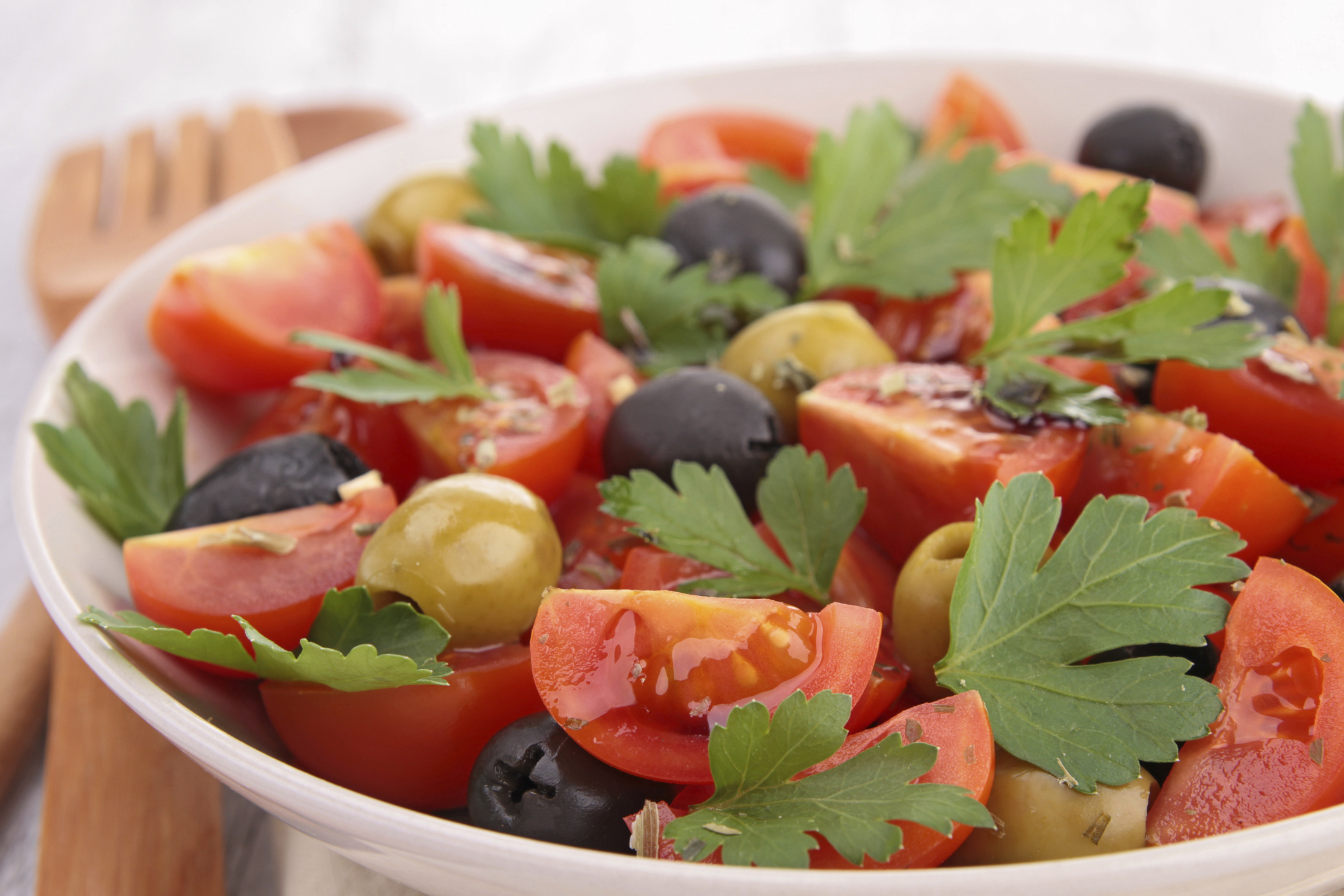 Ensalada de tomate, ajo y aceitunas