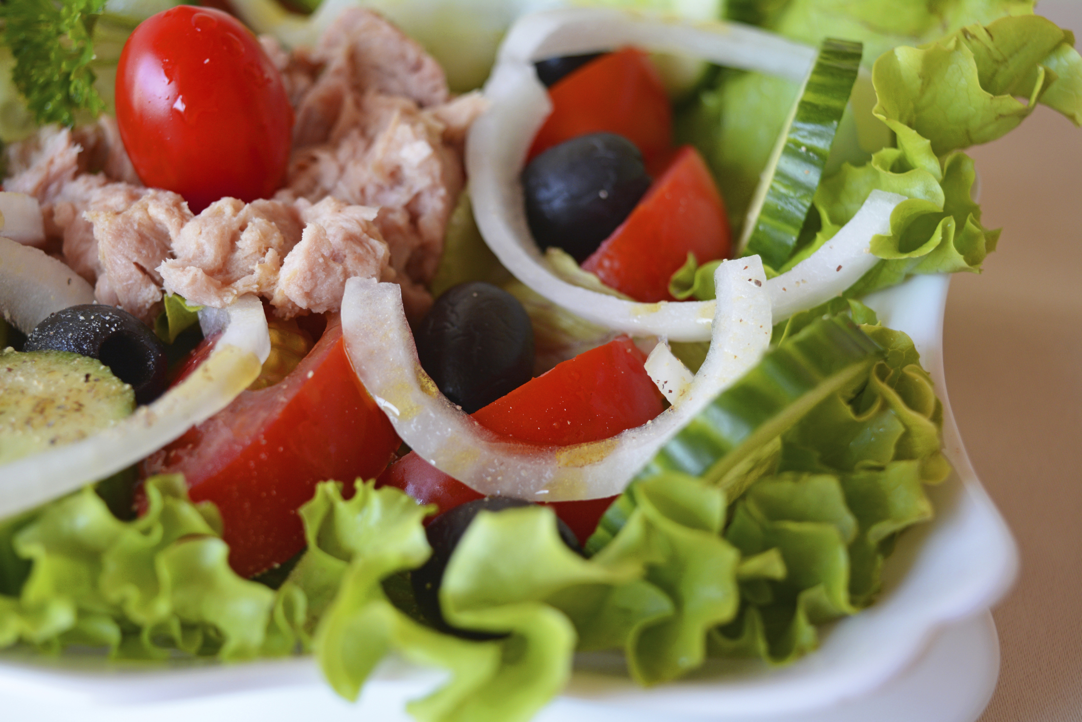 Ensalada de tomate, pepinos y atún