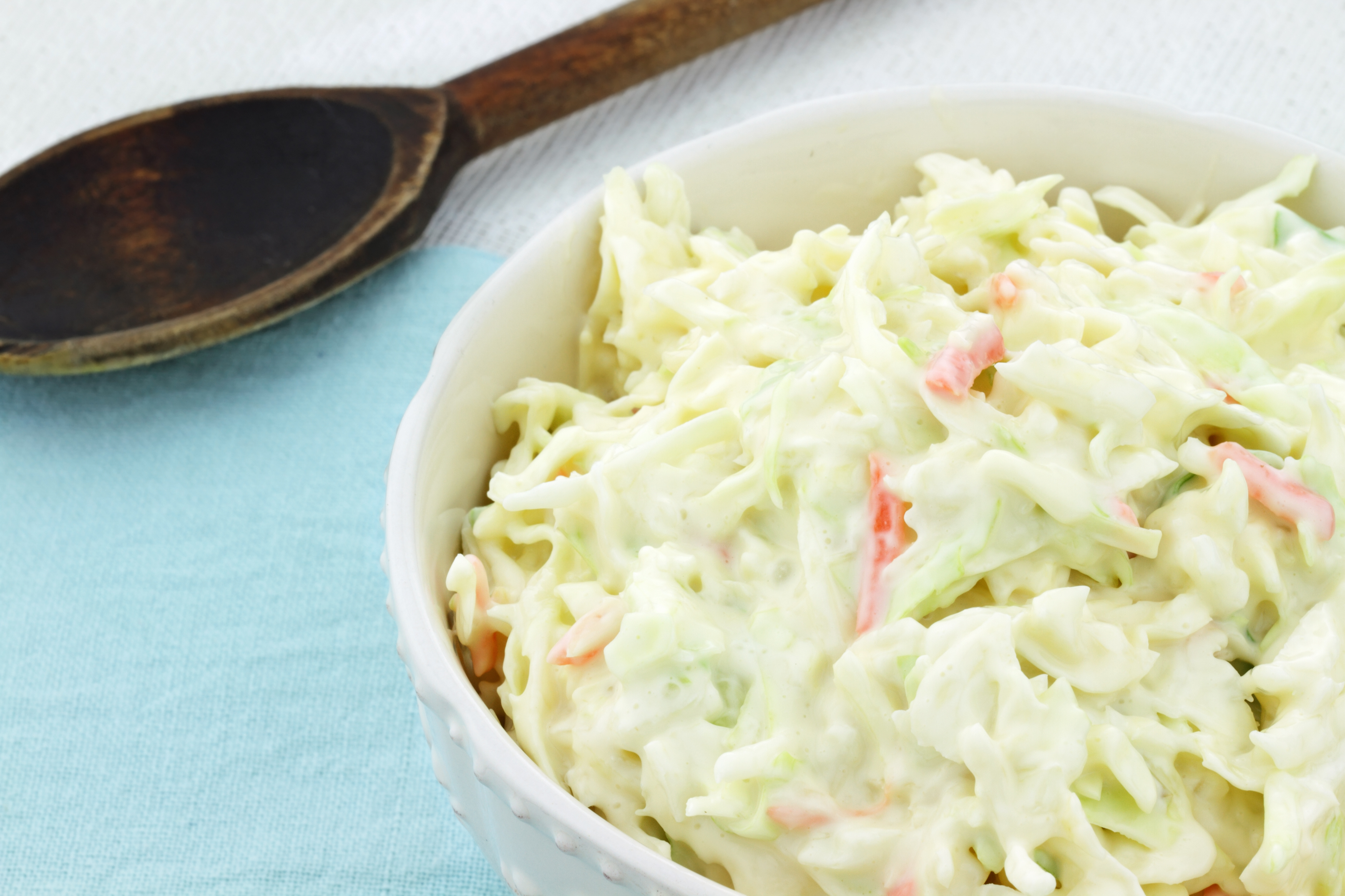 Ensalada con salsa de mayonesa al ajo