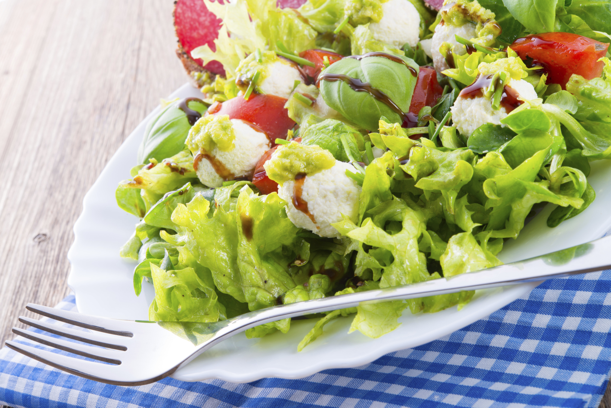 Ensalada de tomates con aguacate