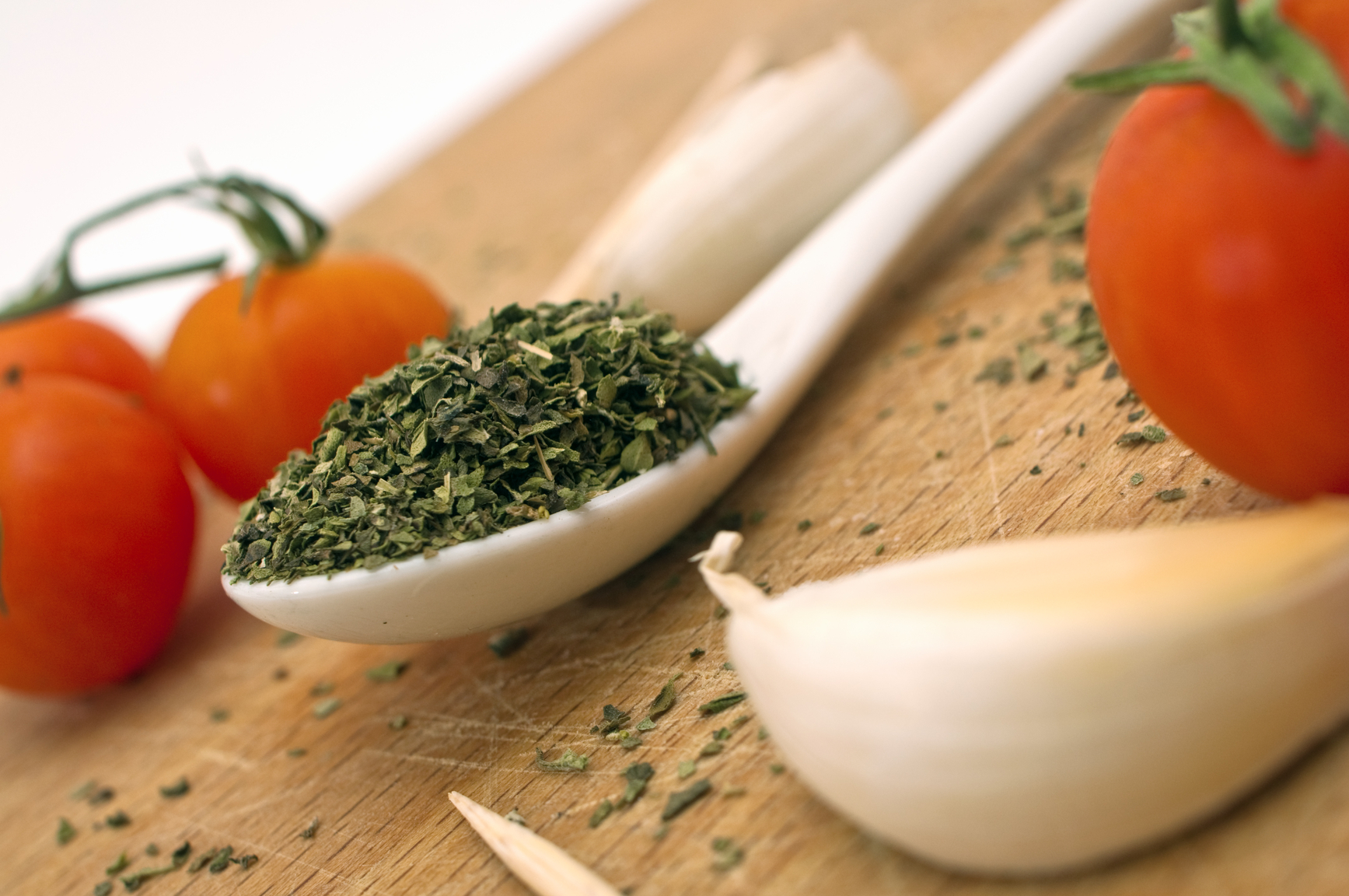 Ensalada de tomates con ajo y orégano