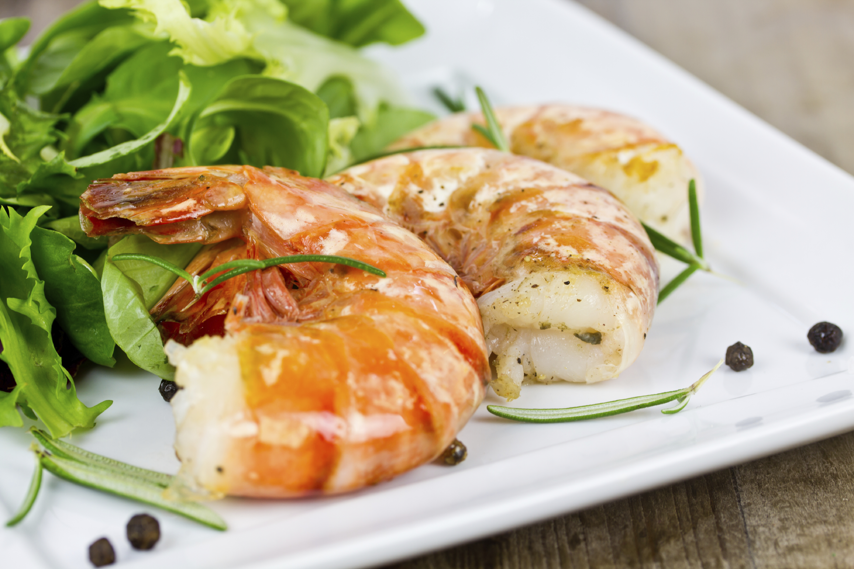 Ensalada tropical con camarones