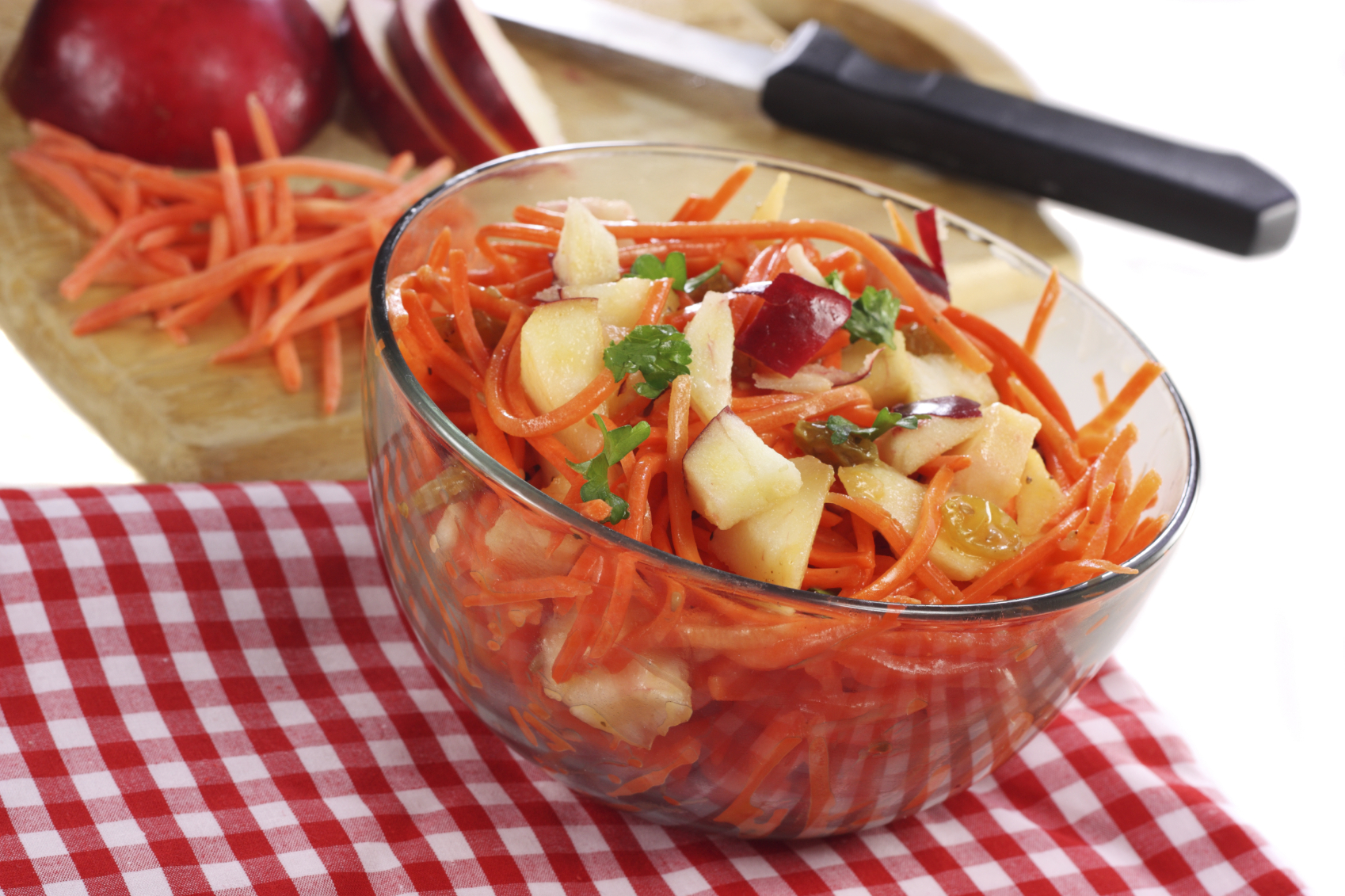 Ensalada de zanahoria y manzana ralladas con vinagreta de frambuesas