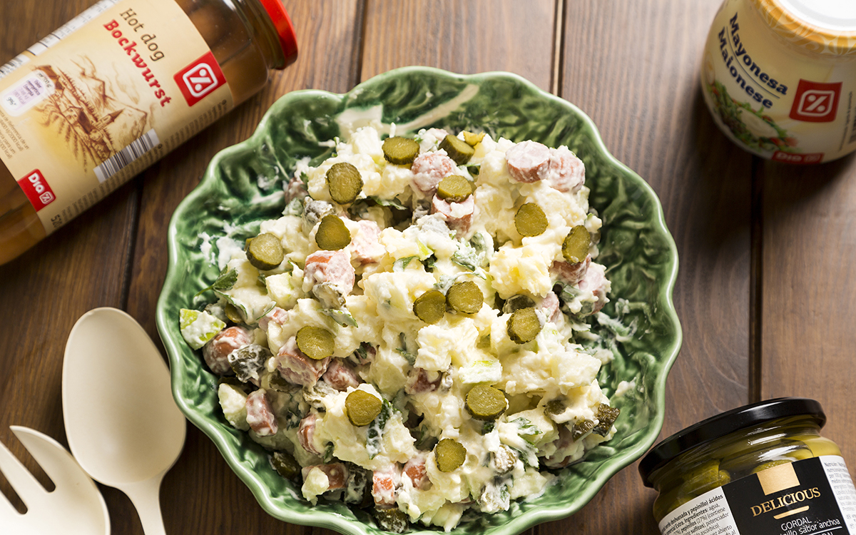 Ensalada alemana de salchichas y patata