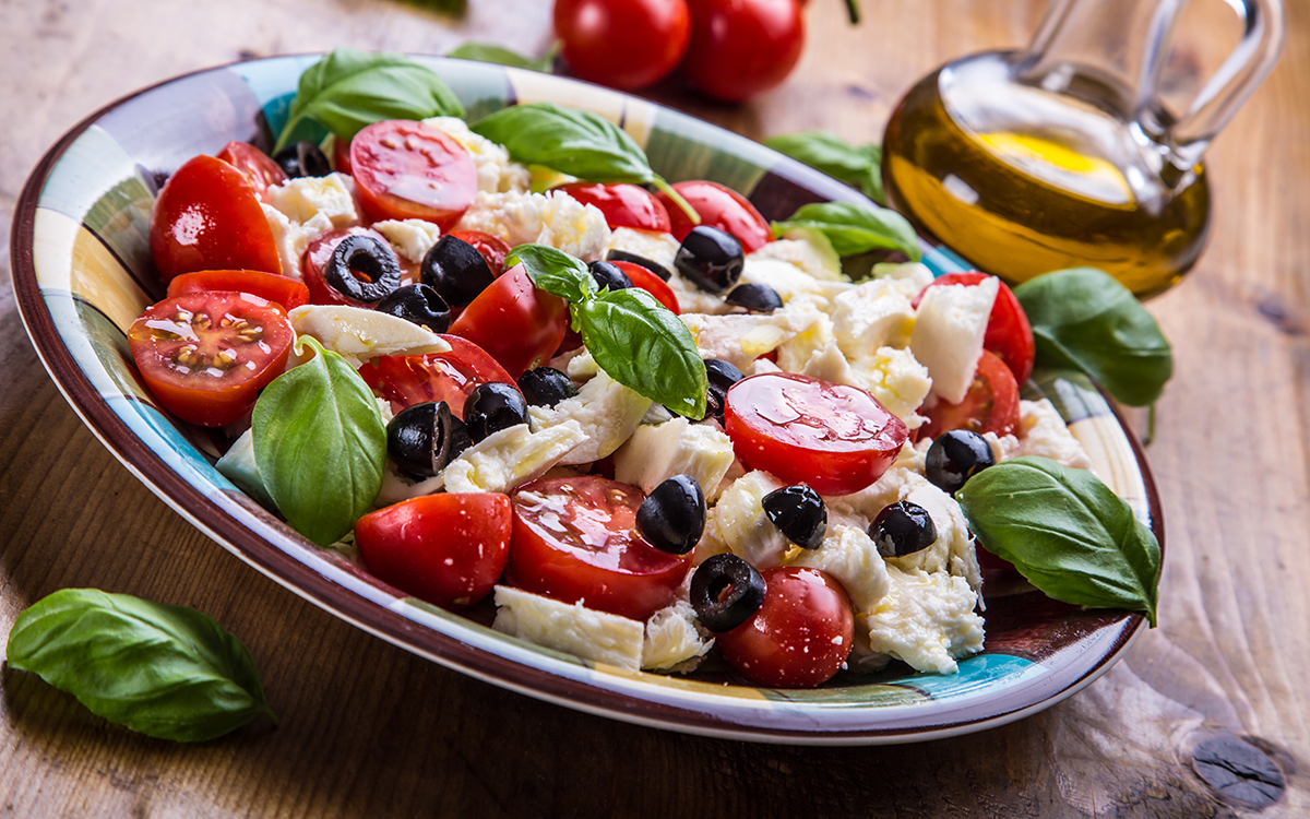 Ensalada caprese con ventresca de bonito 