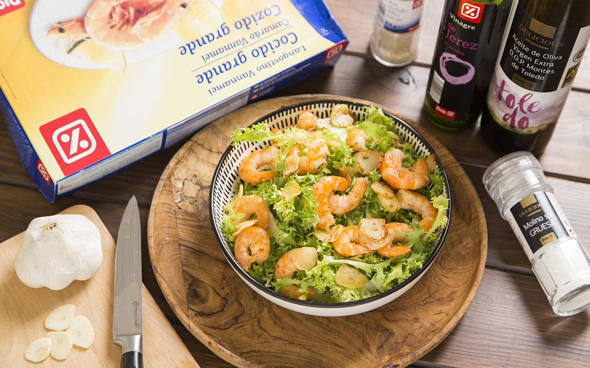 Ensalada de escarola con gambas al ajillo