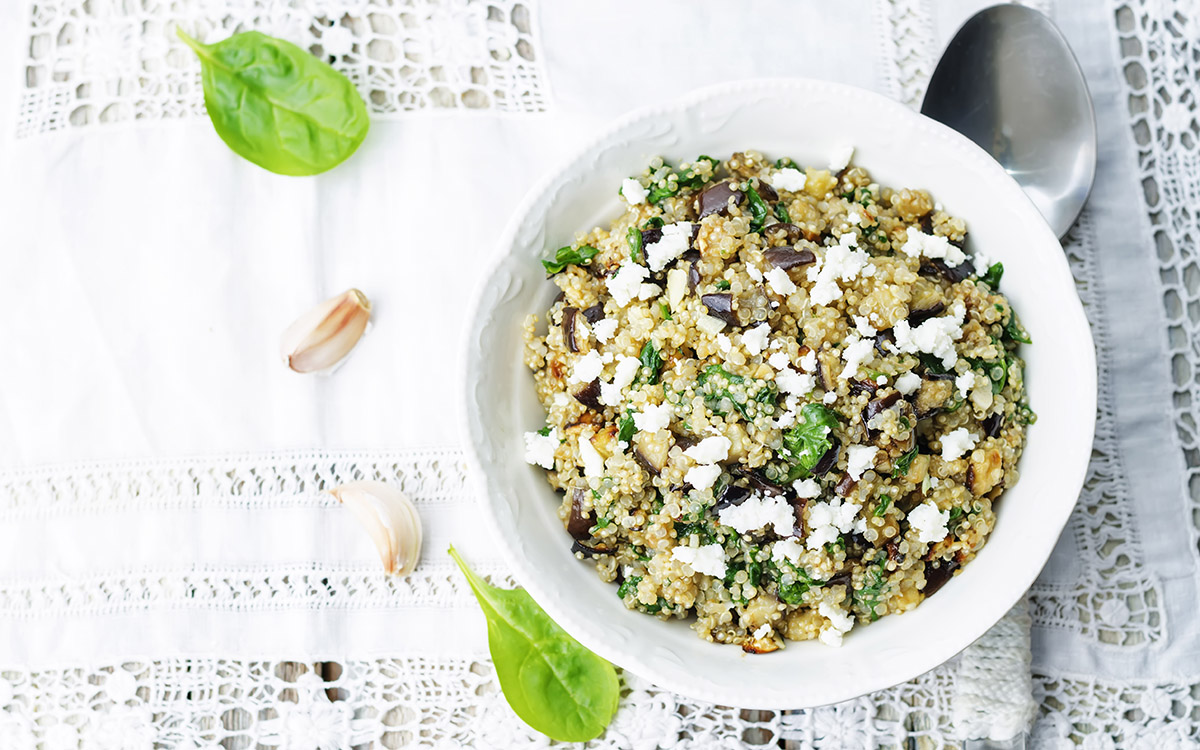 Ensalada de espinacas, berenjenas y queso fresco con quinoa