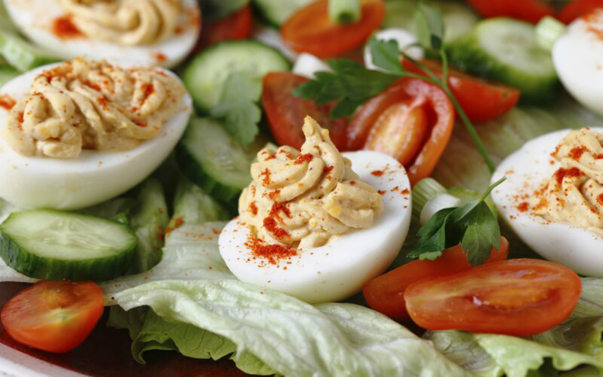 Ensalada de huevos rellenos de hummus