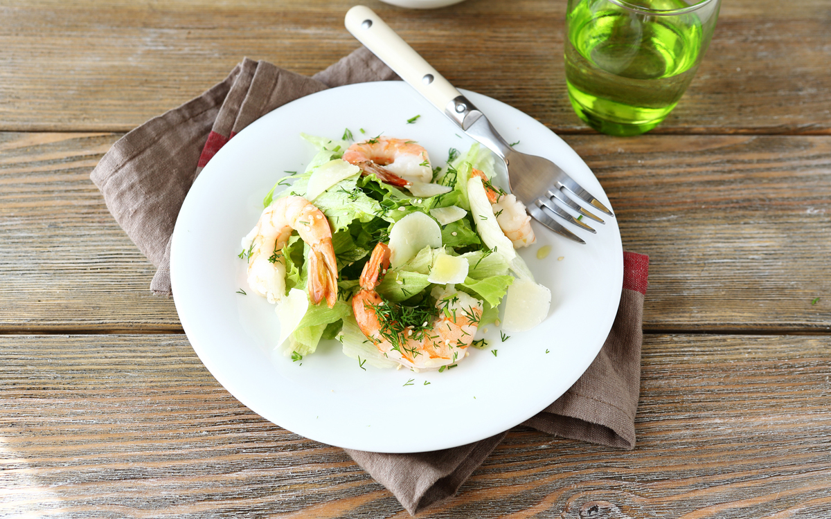 Ensalada de lechuga, langostinos y parmesano