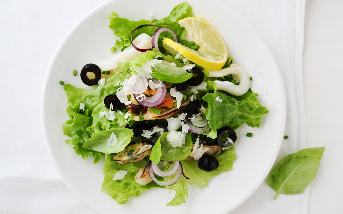 Ensalada de mejillones, calamares y aceitunas negras