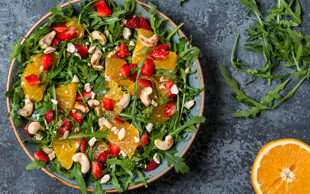 Ensalada de naranja y fresas con anacardos