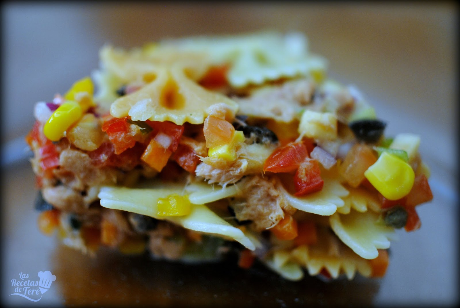 Ensalada de pasta, atún y vegetales.