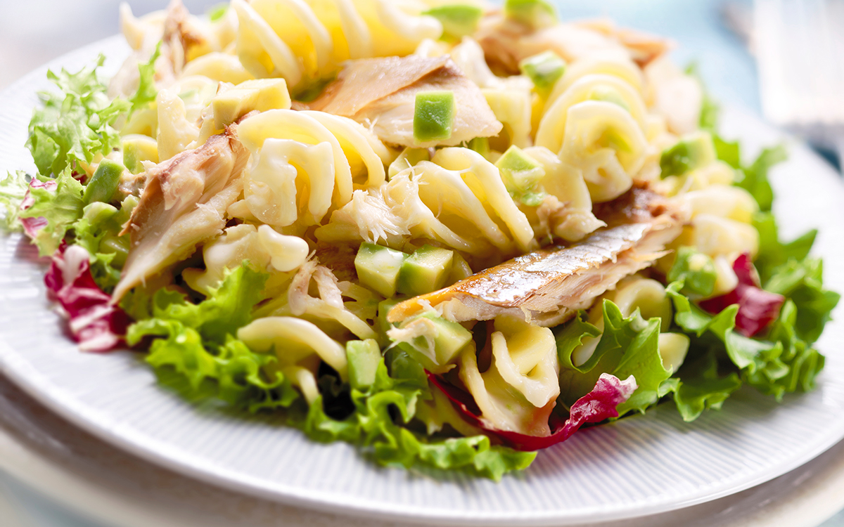 Ensalada de pasta, caballa y aguacate