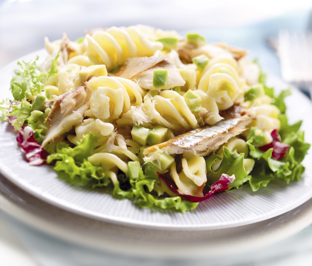 Ensalada de pasta, caballa y aguacate 