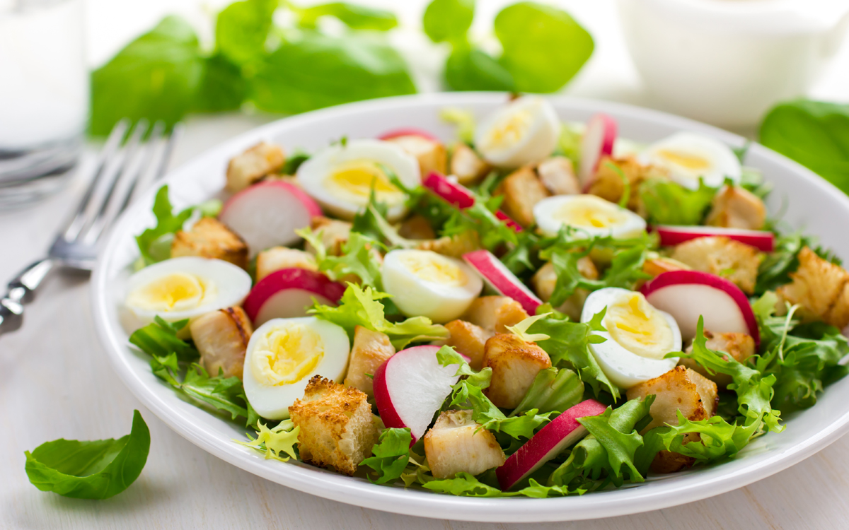 Ensalada de pollo, huevos de codorniz y croutons