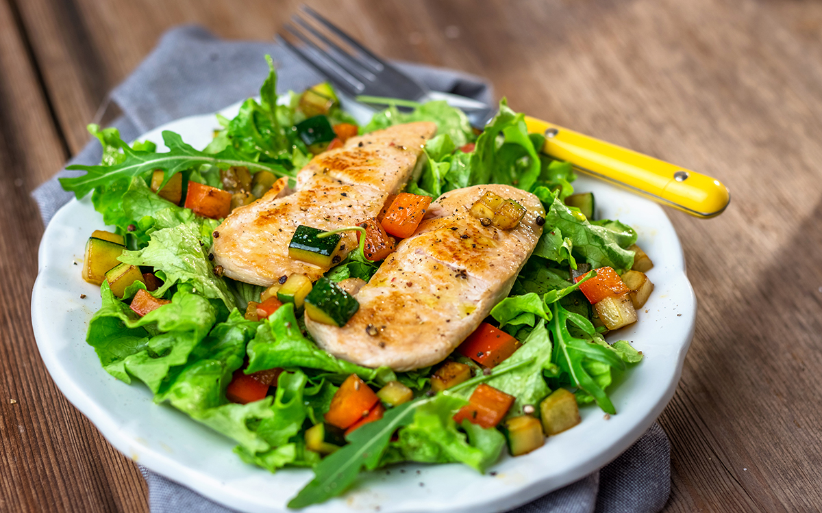 Ensalada de pollo marinado y verduras