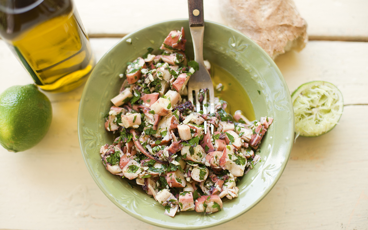 Ensalada de pulpo con ajo, perejil y vinagreta de lima