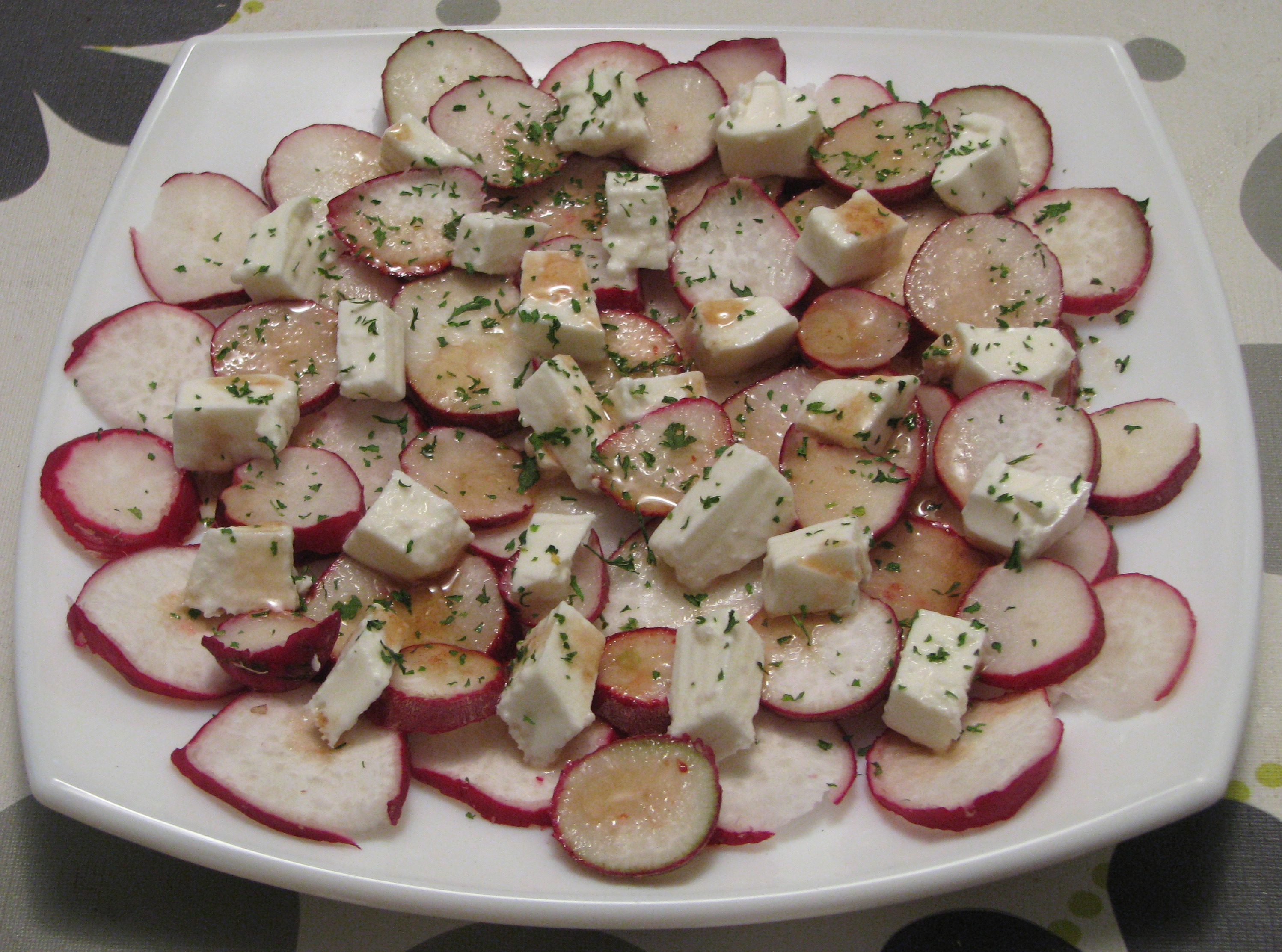 Ensalada de rabanitos y queso fresco