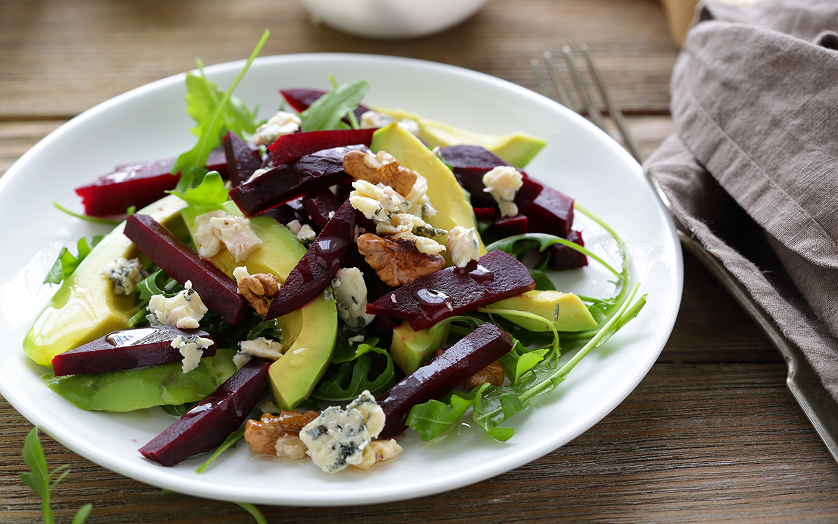 Ensalada de remolacha, aguacate y roquefort