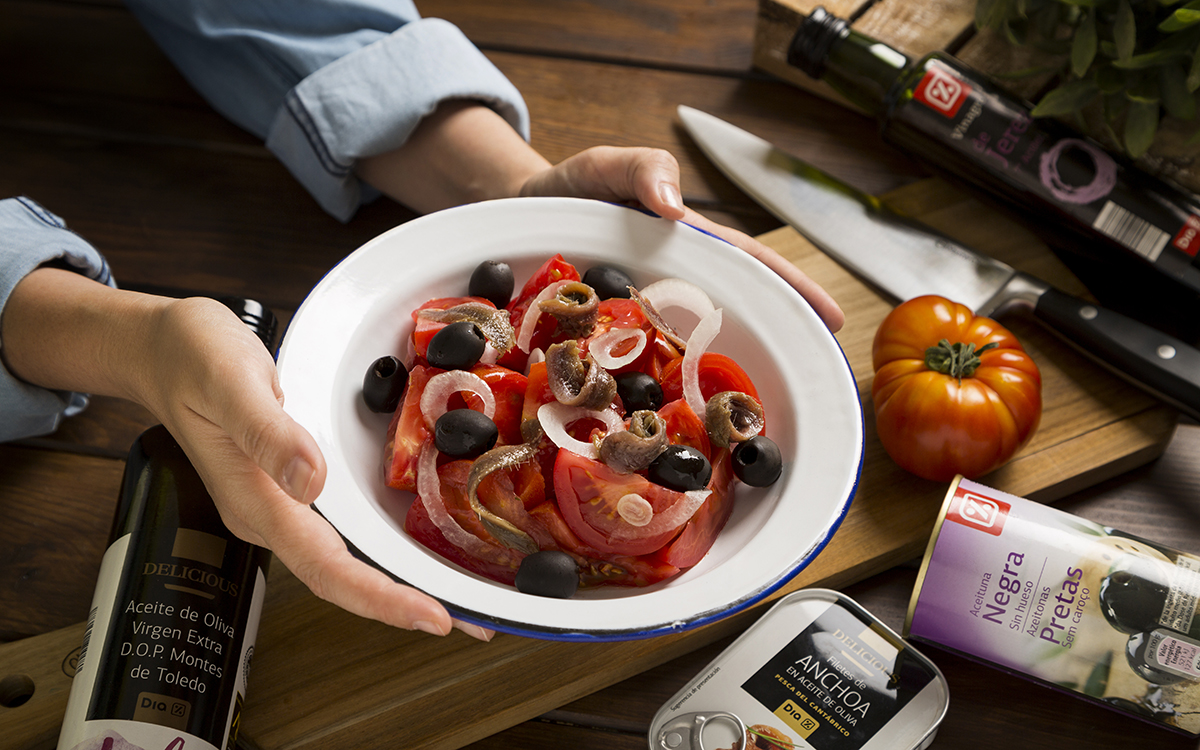 Ensalada de tomate y anchoas con cebolleta