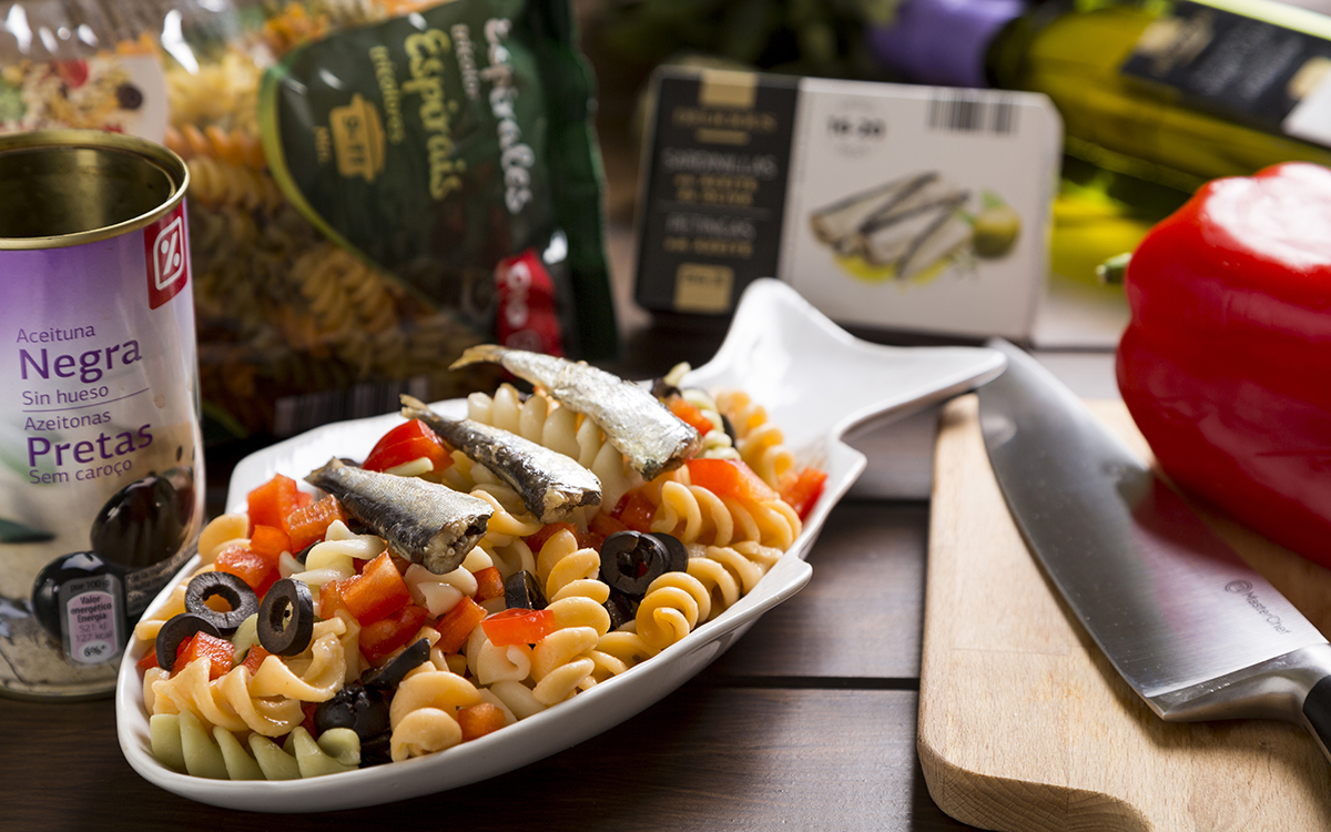 Ensalada de pasta con sardinas y aceitunas negras