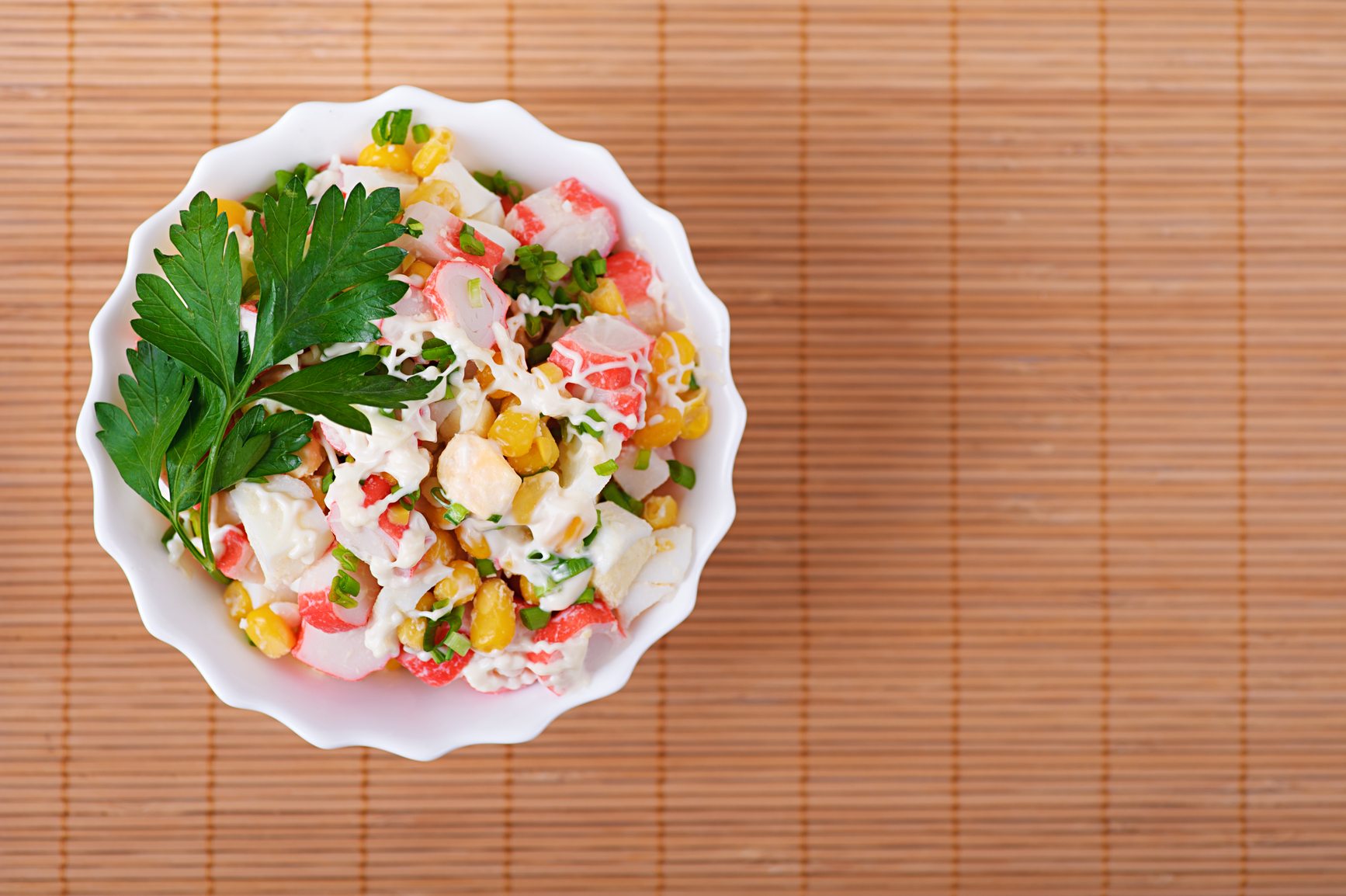 Ensaladilla con cangrejo, apio y manzana ácida