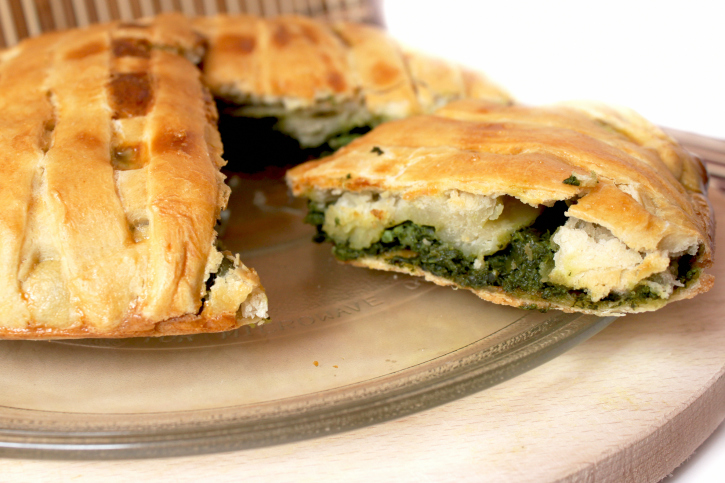 Entrante pastel de hoja de masa francesa con espinaca