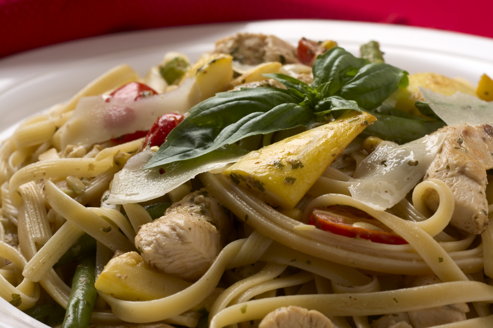 Espagetti con verduras y pollo