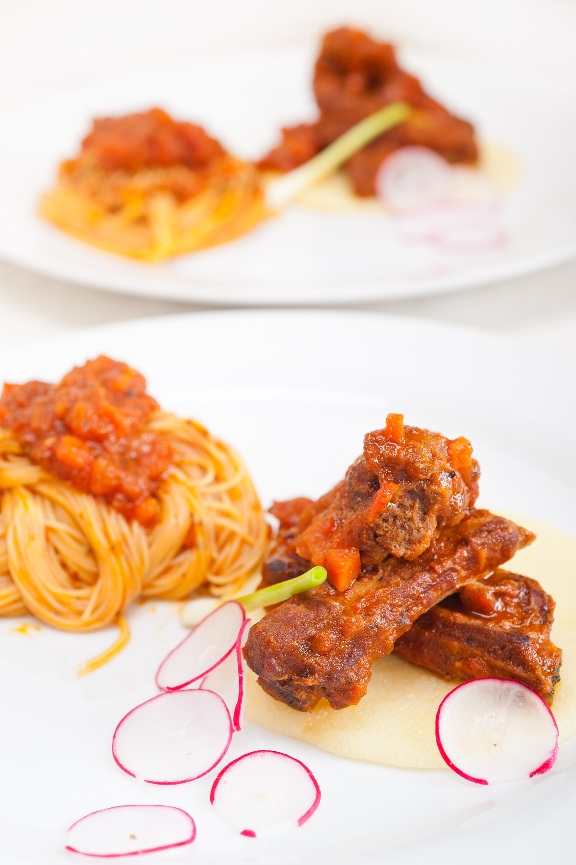 Espagueti con costillas de cerdo al horno