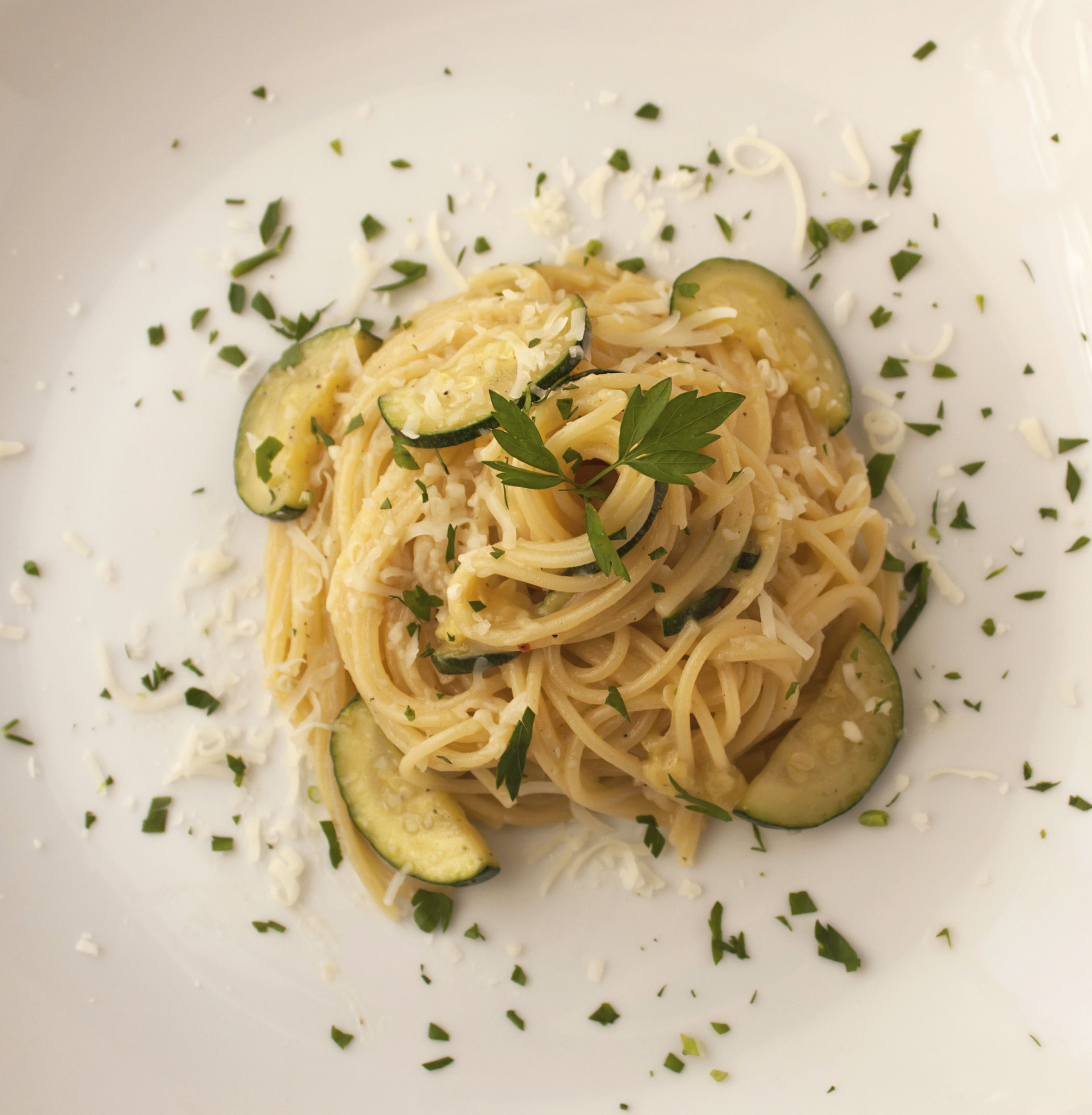 Espaguetis con calabacín y champiñones