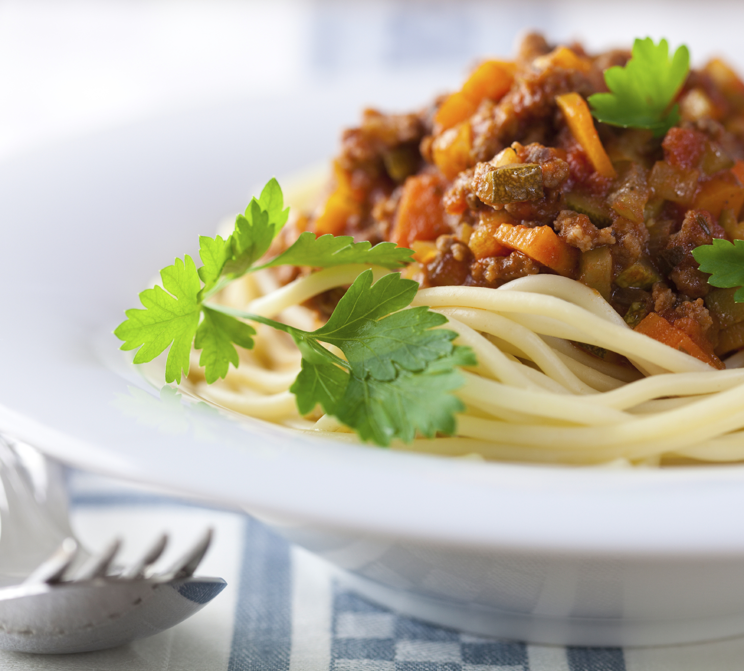 Espaguetis con carne, jamón y verduras