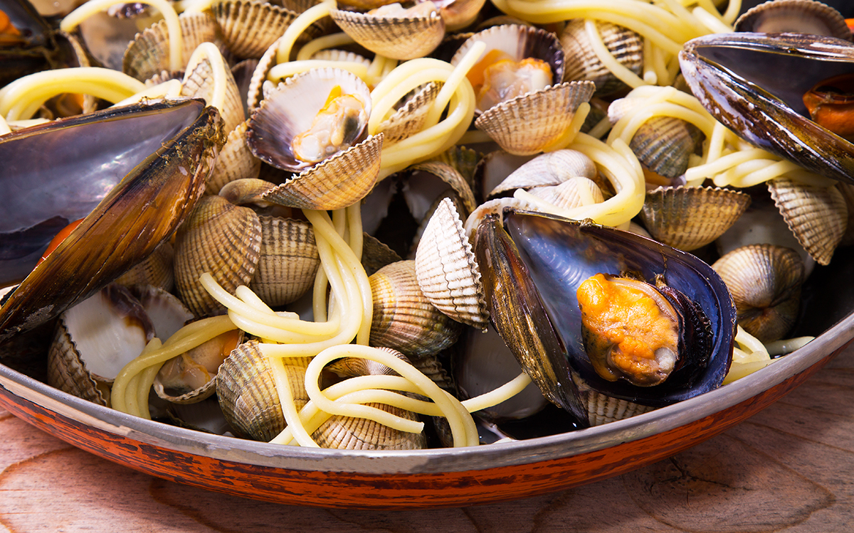 Espaguetis con berberechos y mejillones