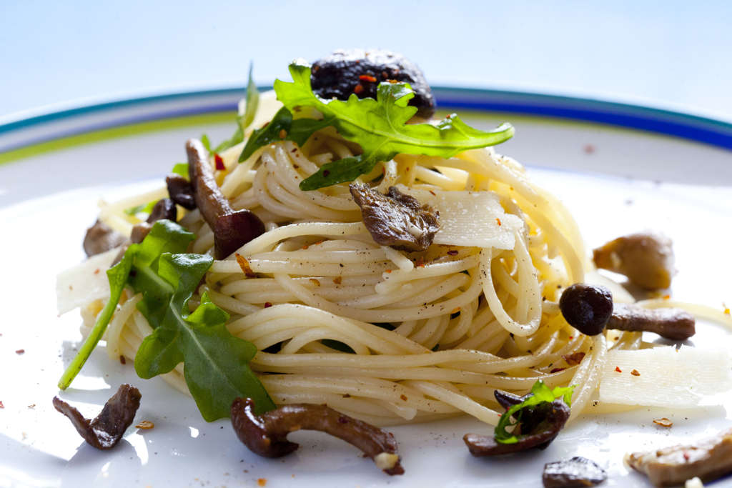 Espaguetis con setas, rúcula y parmesano