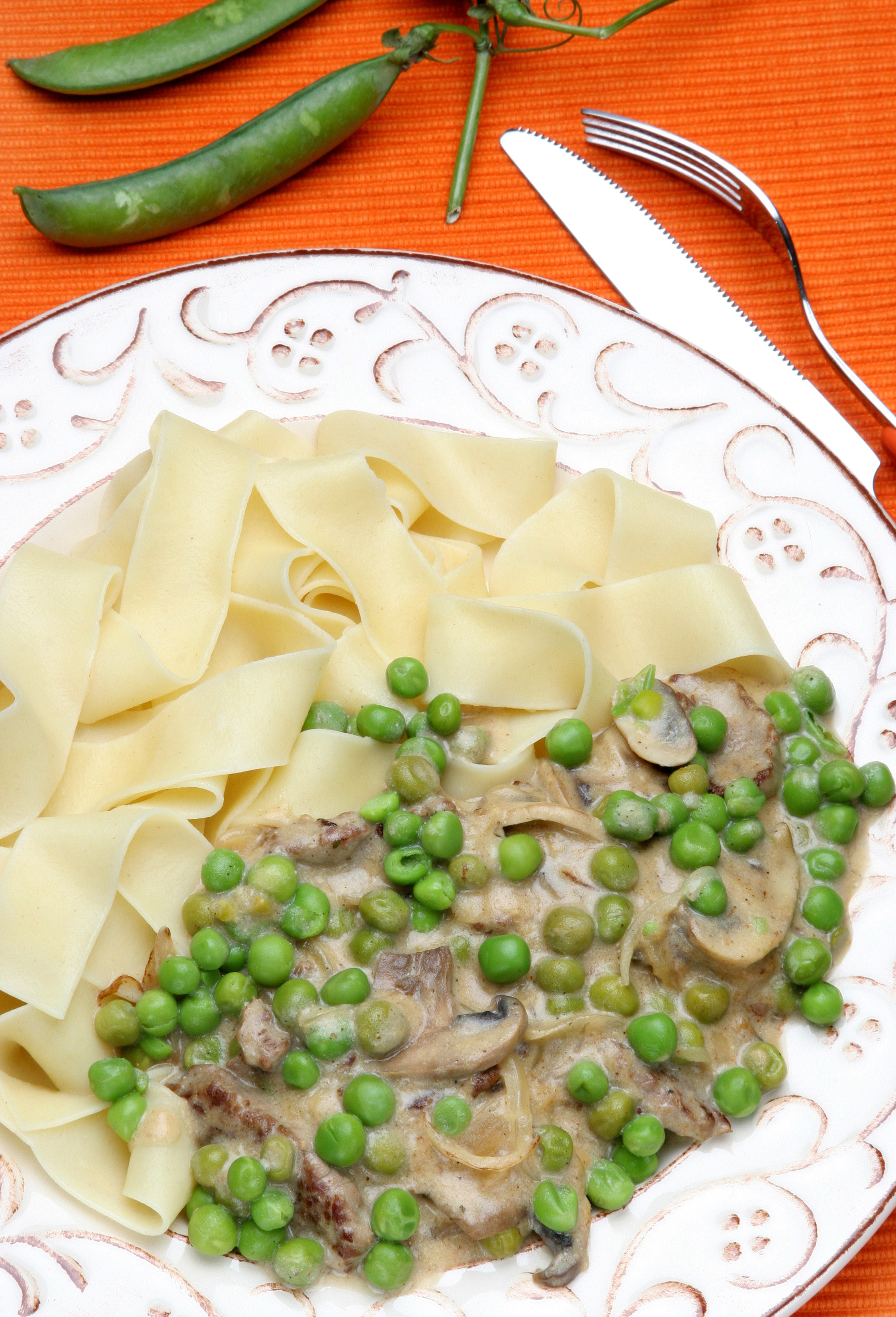 Pasta con guisantes y champiñones